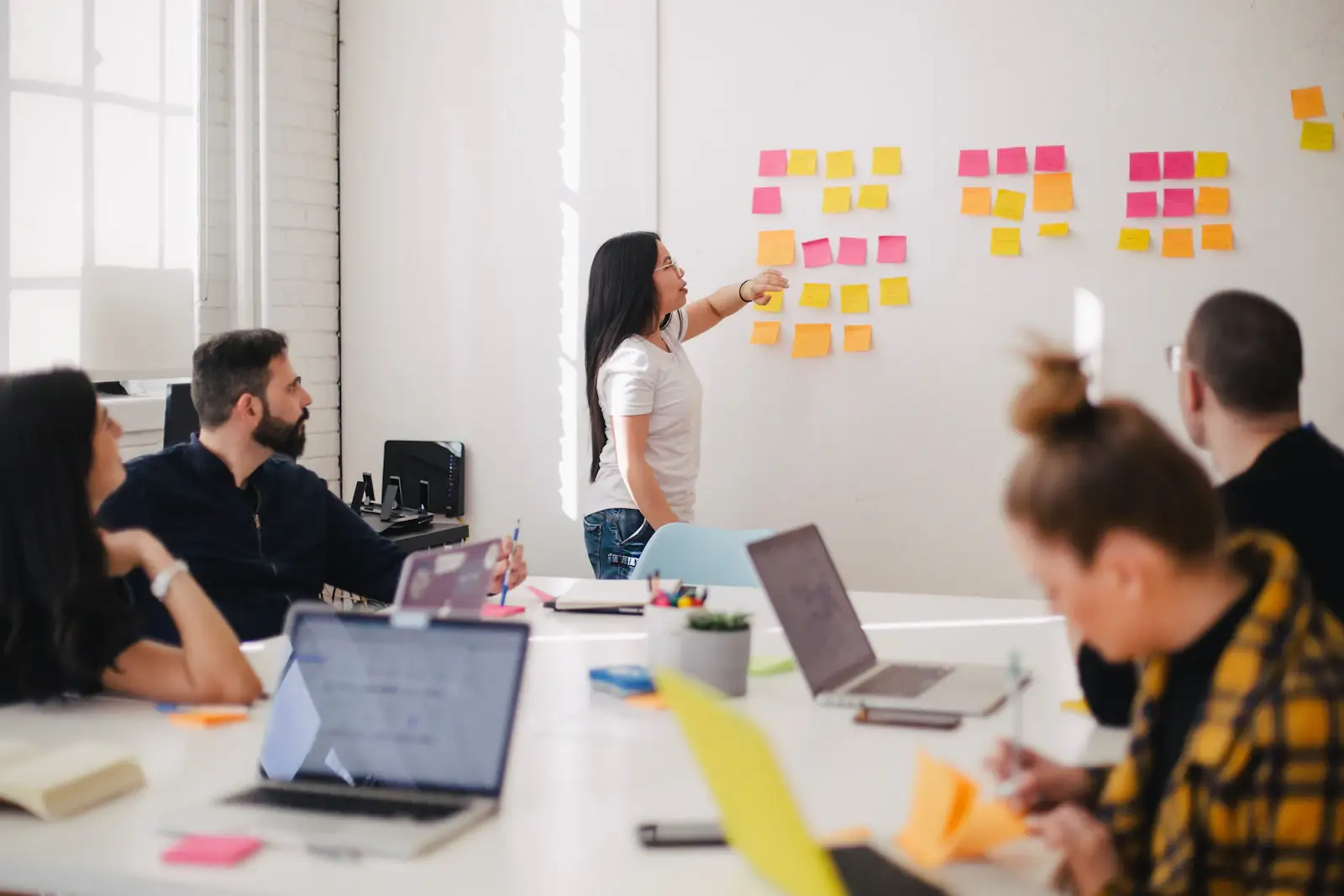 Atelier de conception en équipe autour d’un mur de notes